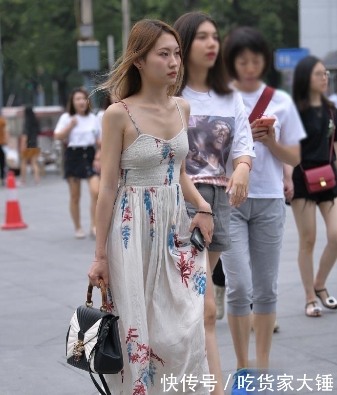  吊带■街拍：身穿吊带枫叶裙的小姐姐，魅力十足的女神范儿！