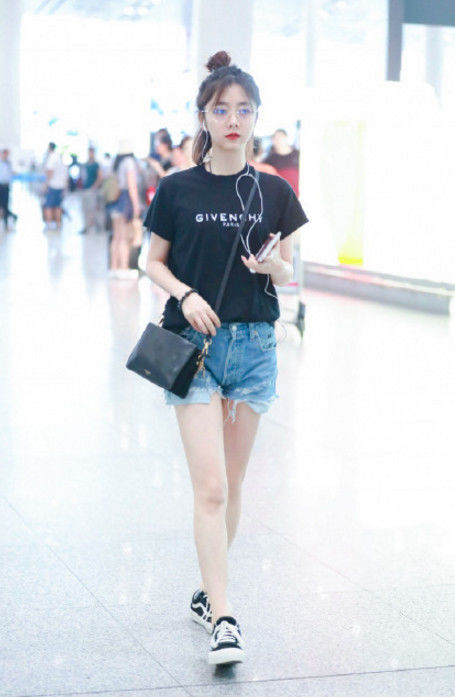 28岁谭松韵仅仅是扎起了丸子头就嫩如高中生,网友:最多17岁