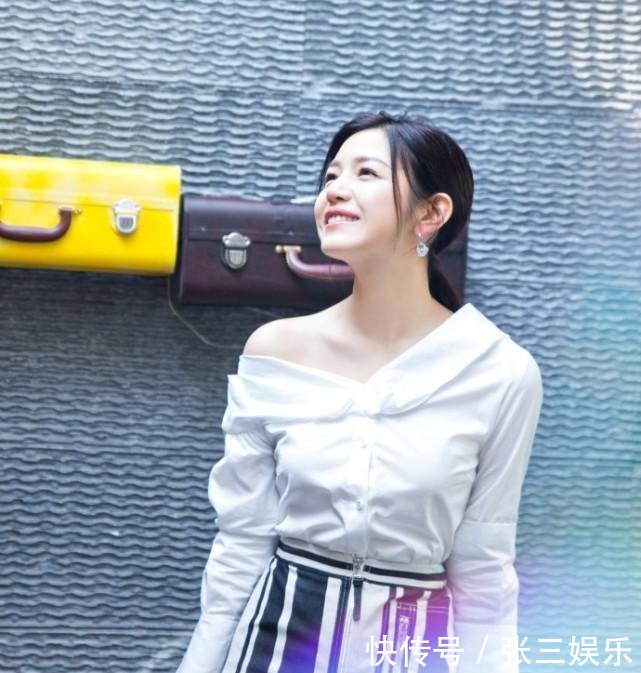 陈妍希现身活动, 裙子短到腿都纽成麻花了, 网友: 简直不能接受!