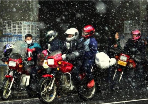  「返乡」年底出现农民工“摩托车返乡”，专家：又不是没钱，就