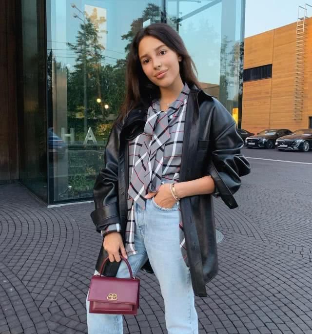  『从来不』乌克兰亿万富豪干金，相貌妖艳穿衣风格又高，从来不炫耀却喜爱炫穿衣搭配