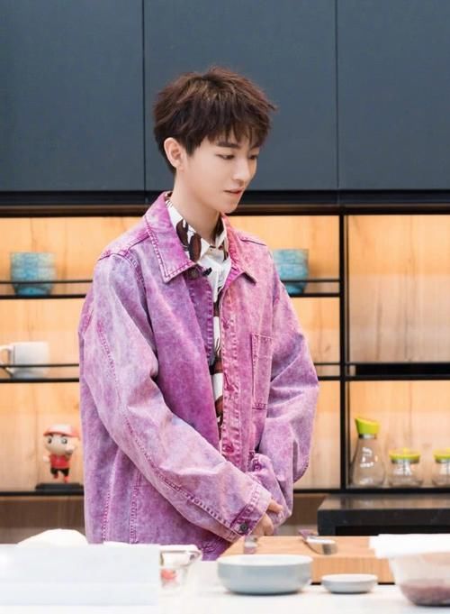 『龙虾』王俊凯也是敢穿，龙虾衬衫配粉紫色牛仔外套，想让人忽视都难