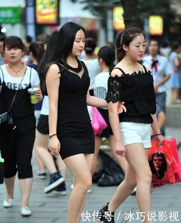 街拍:炎炎夏日,我最喜欢图2美女的穿搭,性感而不妖艳!