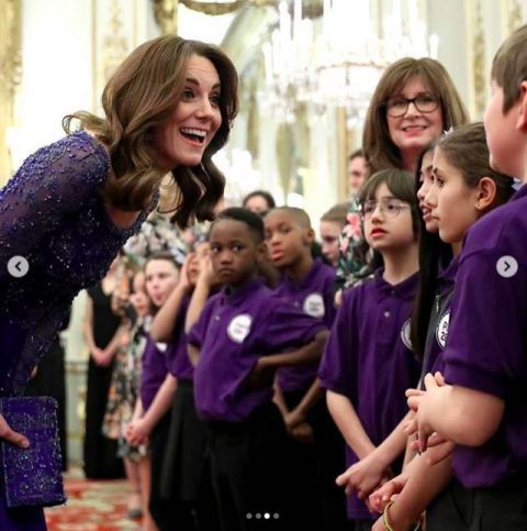 【 威斯敏斯特大教堂】这个举动却让人捏了把冷汗，凯特孔雀蓝礼服白金汉宫主场容光焕发