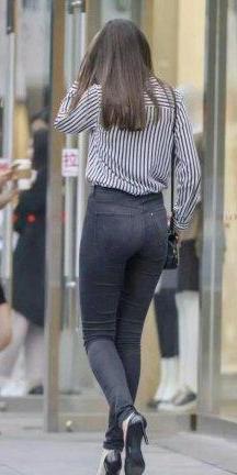 牛仔裤上身，让你瞬间成为长腿欧巴，营造出一种高街风的效果