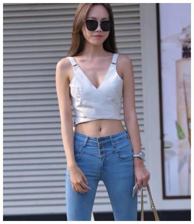 街拍：图1美女竟然把“蕾丝内衣”外穿，真是亮瞎双眼