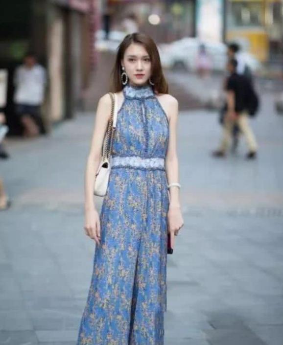『风采』街拍:脚踩时尚高跟鞋的美女,驾驭它们风采斐然与众不同