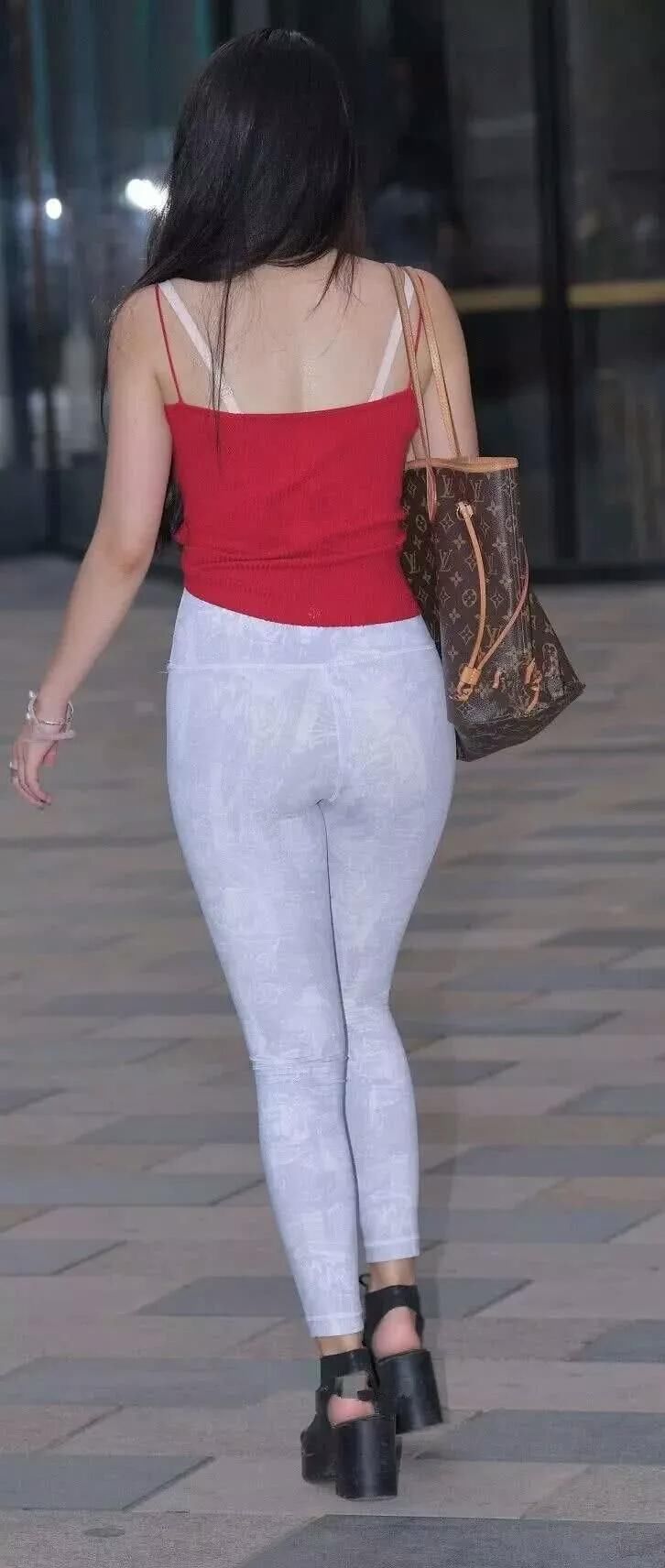 街拍：穿瑜伽裤的好身材美女