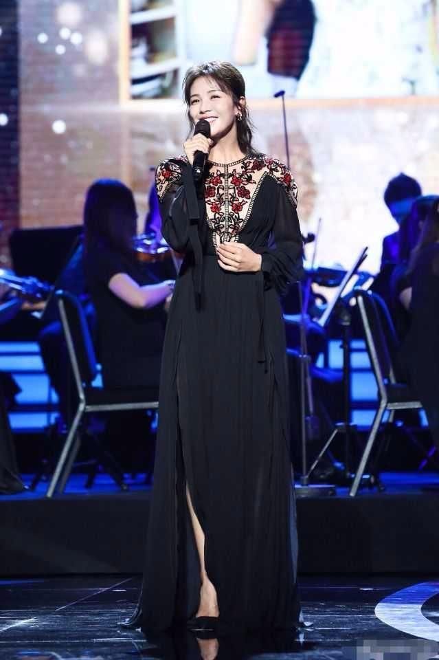 刘涛用黑色长裙诠释高级感，将帅气、性感、知性完美的集于一身！