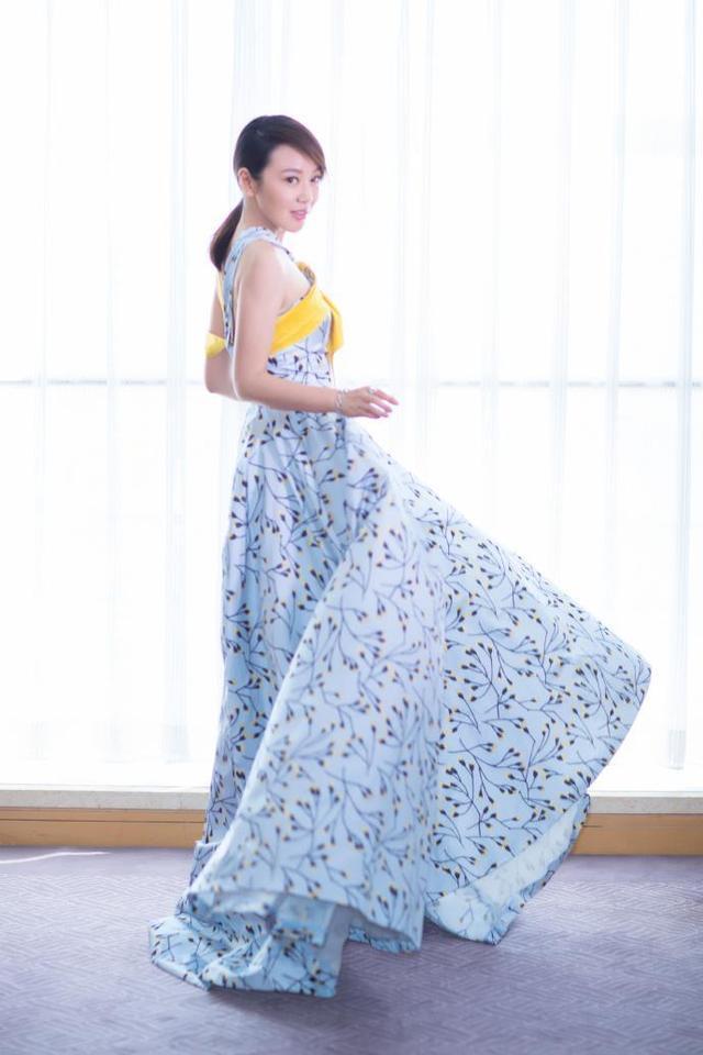 闫妮出席某次活动时穿搭有一些大胆，网友：超模也不会这么穿