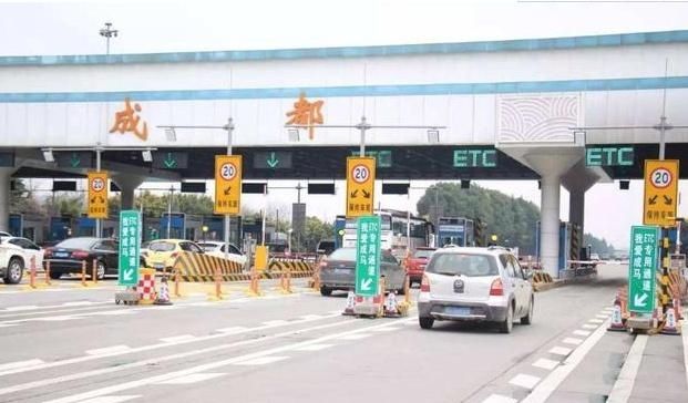  倒车：高速上误入“ETC”通道可以直接倒车吗？老司机：最后回答