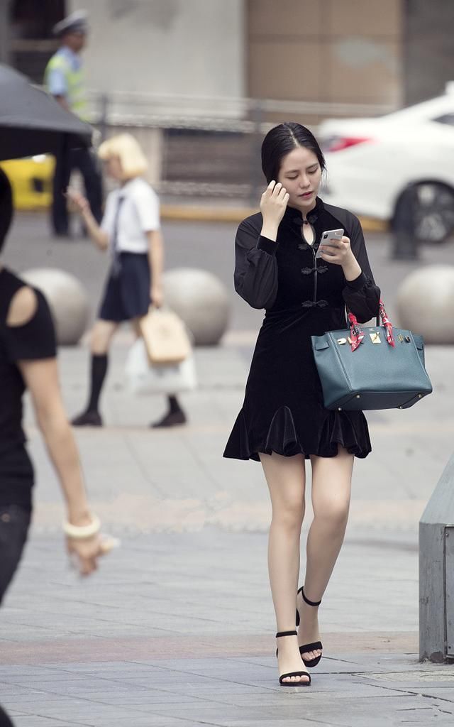 美女小姐姐高雅漂亮皮肤柔嫩,一双美腿霸屏!