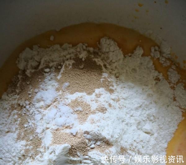 「营养」秋天就爱吃这样的南瓜饼,松软香甜,营养丰富,孩子很爱吃!
