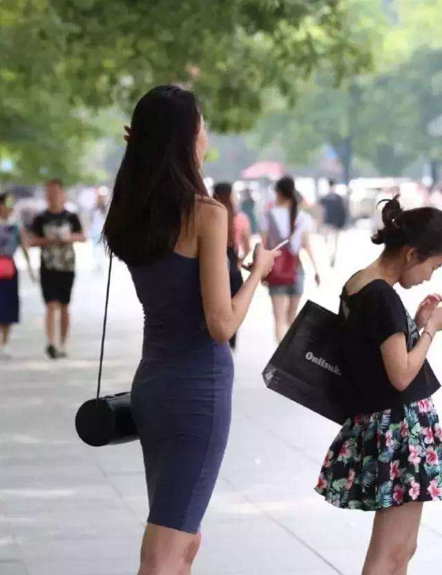 街拍:校园树荫下的长裙小姐姐,网友:腰上的肉肉出来了