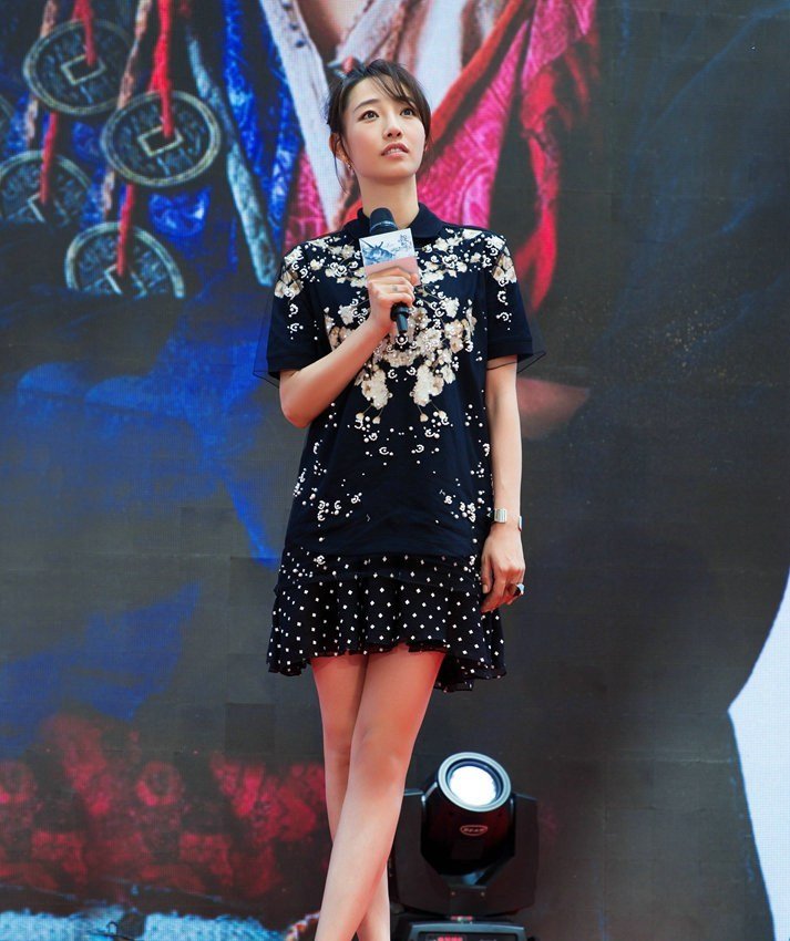 白百何这腿也太长了吧!只不过穿双高跟鞋,说她一米九我都信