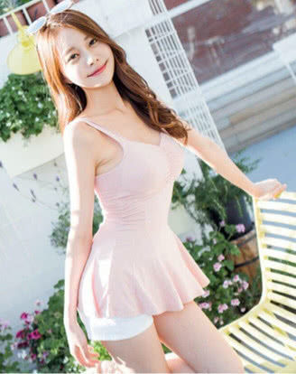 粉色连衣裙搭配白色短裤，让你既清纯又性感！