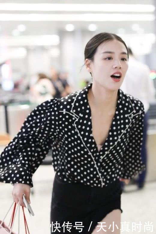 马思纯大意了，把裙子扯掉一半想秀腿，却意外暴露了“大象腿”！