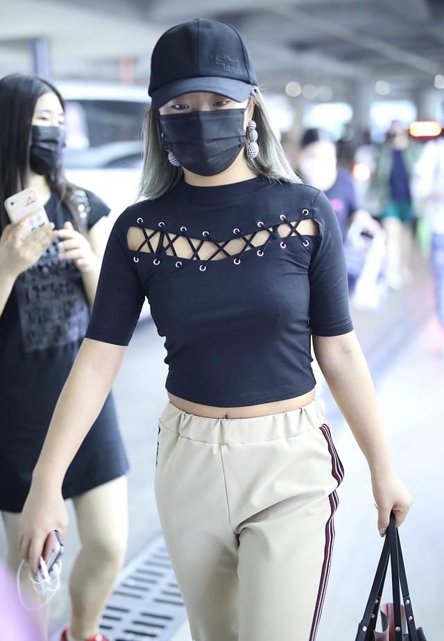 王菊瘦了？可机场穿露脐装秀小蛮腰，却被腰间赘肉抢镜了