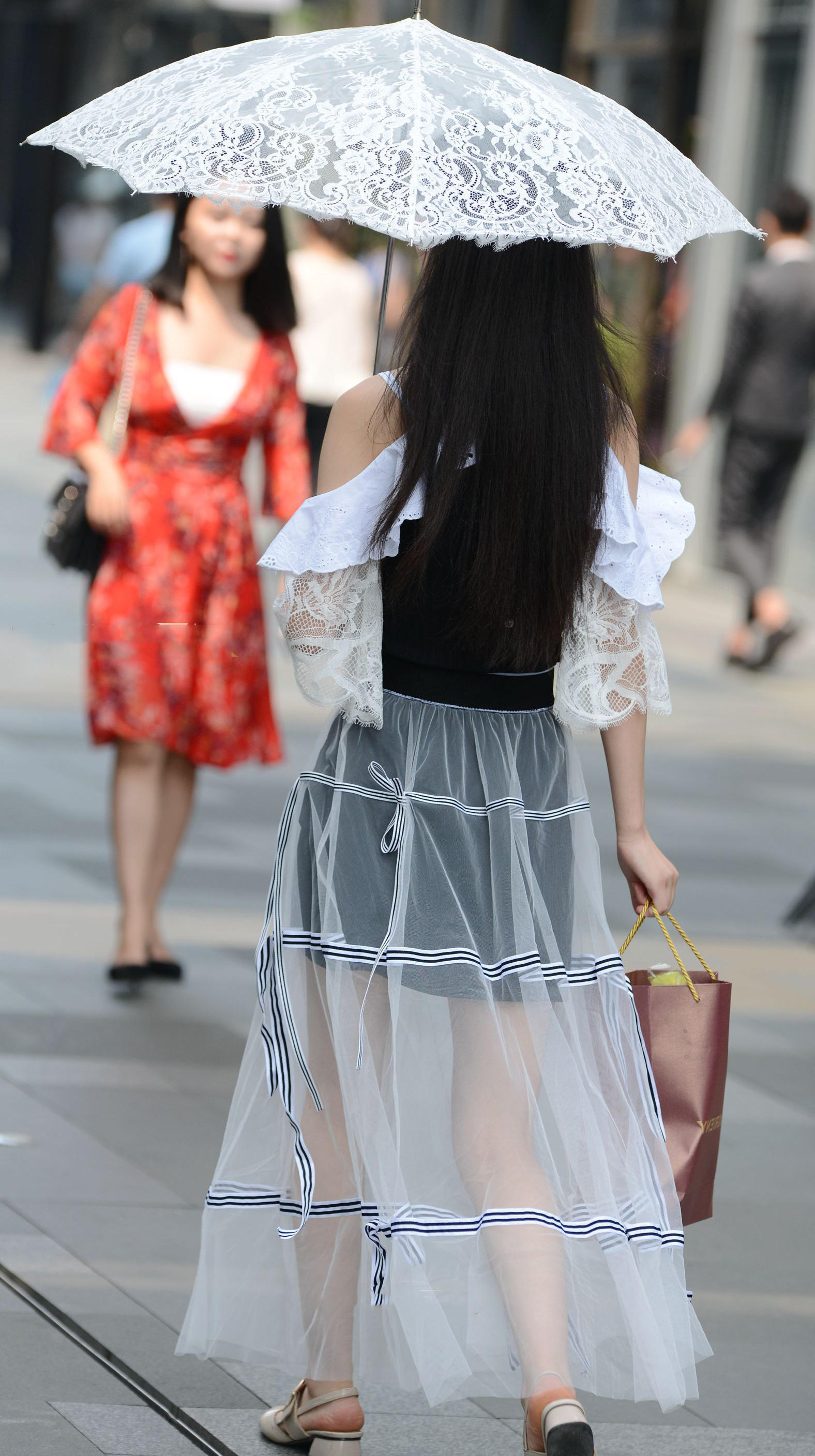 小姐姐穿着轻纱长裙，仿若纯纯少女，手持纯白镂花伞清纯妩媚