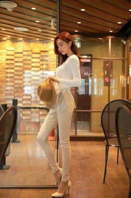 紧身裤穿出优雅独到的气质，时尚有情调，是很多女人的梦想