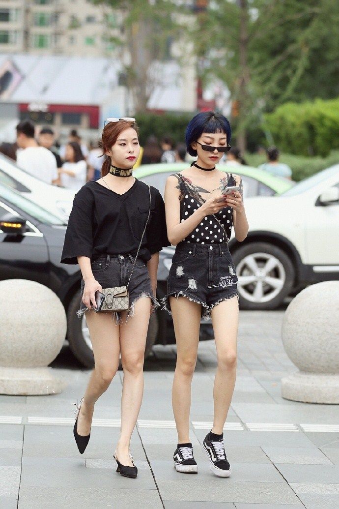 街拍路人,时下流行的高跟拖鞋穿搭参考,让你更具时尚女神魅力