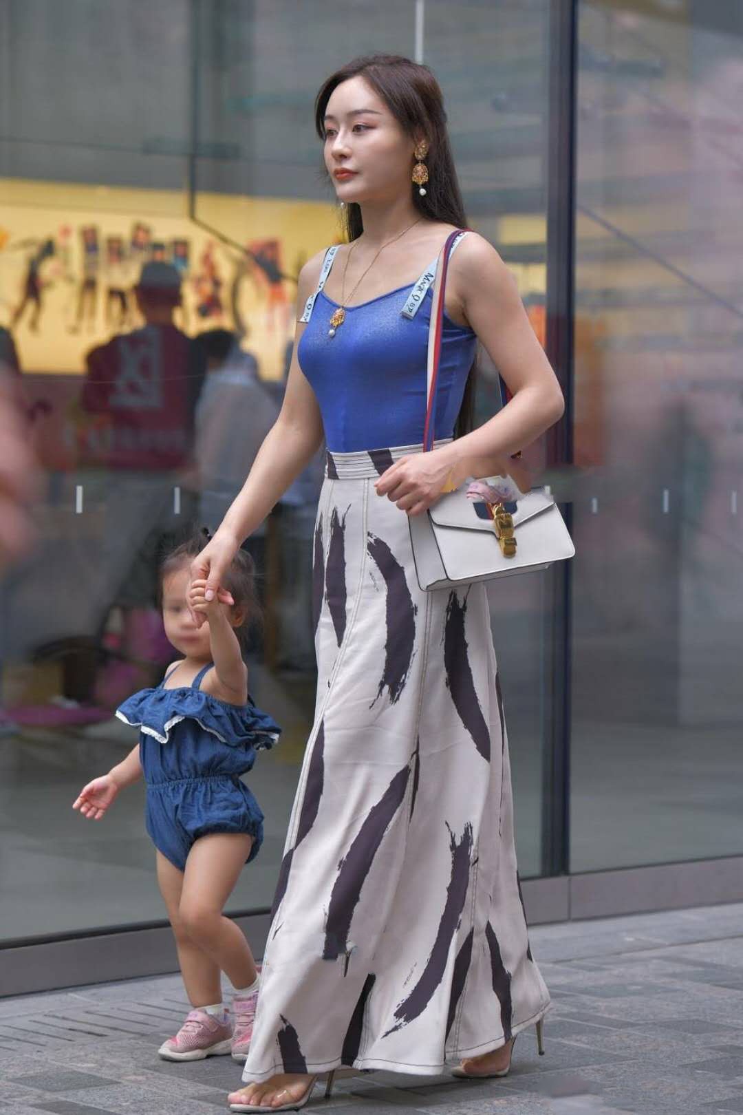 街拍：辣妈穿吊带背心搭配长裙，有种成熟女性的温婉味道！