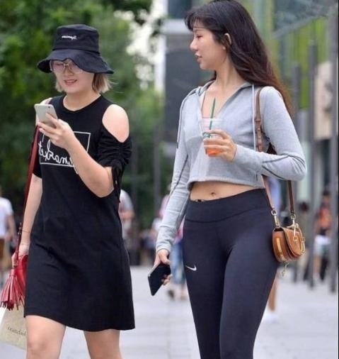「美女」街拍娇美气质的紧身打底裤美女,优美身姿让人着迷