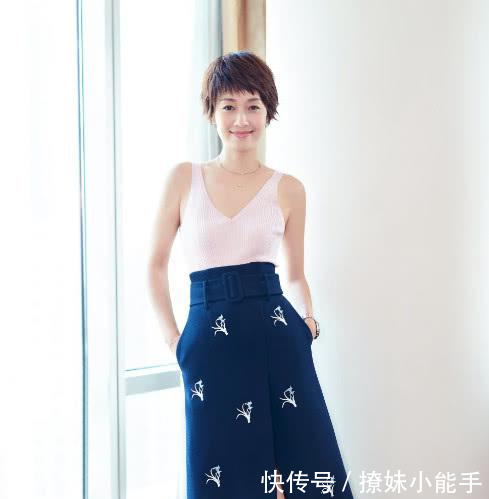 马伊琍宣布停工后,照片被曝小腹凸起,整身穿搭看起来超有范