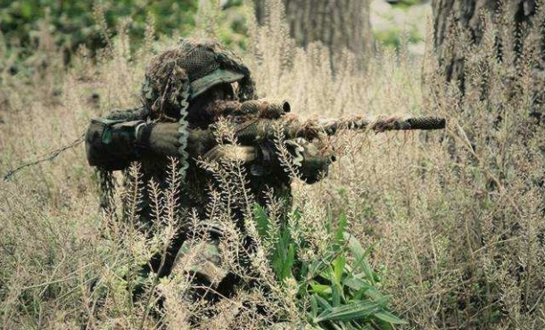 为何狙击手射击时，都瞄准胸口而不是头部？只有当过兵的才知道