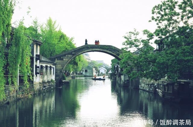 国内最奇特的两座古镇,白天门票要100元,晚上就可免费进出