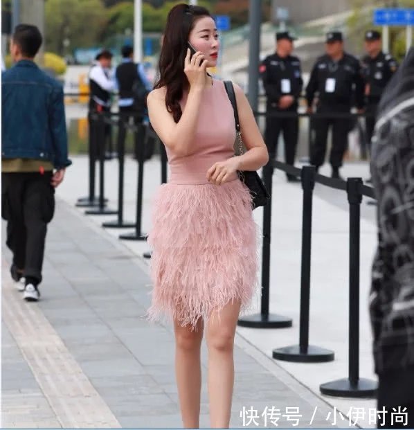 成熟小姐姐简约粉红浪漫系装扮，细腻紧身装玩转时尚潮流元素，下