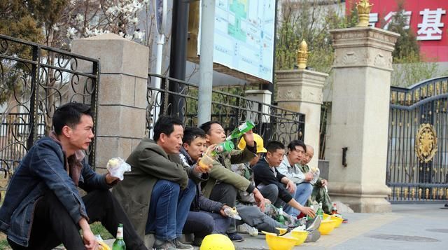  「工地上」包工头对农民工的态度：70后过于精明，80后不安稳，9