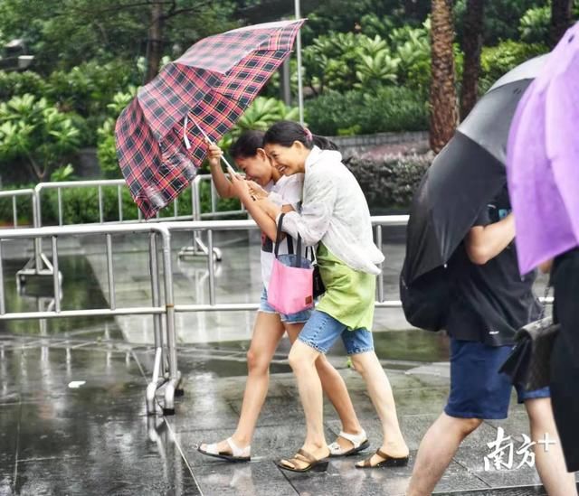 抓稳你的伞！台风天，广州迎来大风大雨