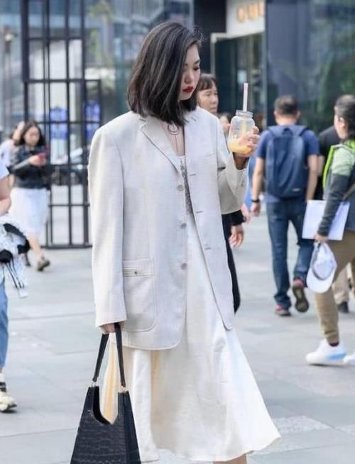  小姐姐■街拍：沉鱼落雁的小姐姐，一件白色短袖配黑色九分裤，时尚优雅