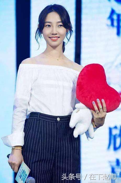 白百何越来越大胆了！紧身裙印出三角区，井柏然眼都不知往哪看了