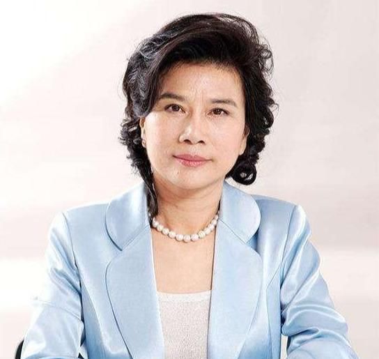  「中年」女人过了中年,少穿打底裤吧!瞧,董明珠这么穿,太气质