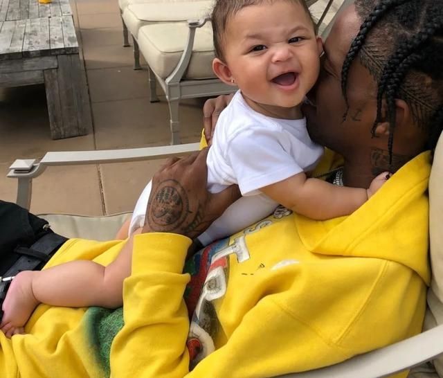  「很爽」做Travis Scott和Kylie的女儿是什么体验？Stormi:谢邀，很爽