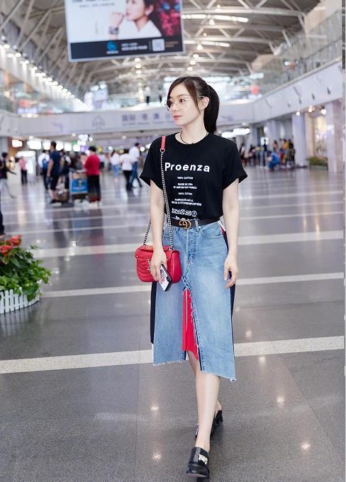 袁姗姗穿拼接“裤裙”现身，撞衫佟丽娅，网友吐槽：一个比一个丑