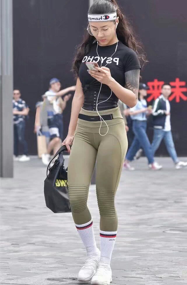 性感美女身穿紧身打底裤，身材曼妙纤细，展现性感魅力