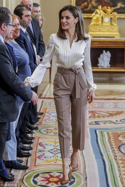 穿出优雅夏日风，我听这位西班牙王后的