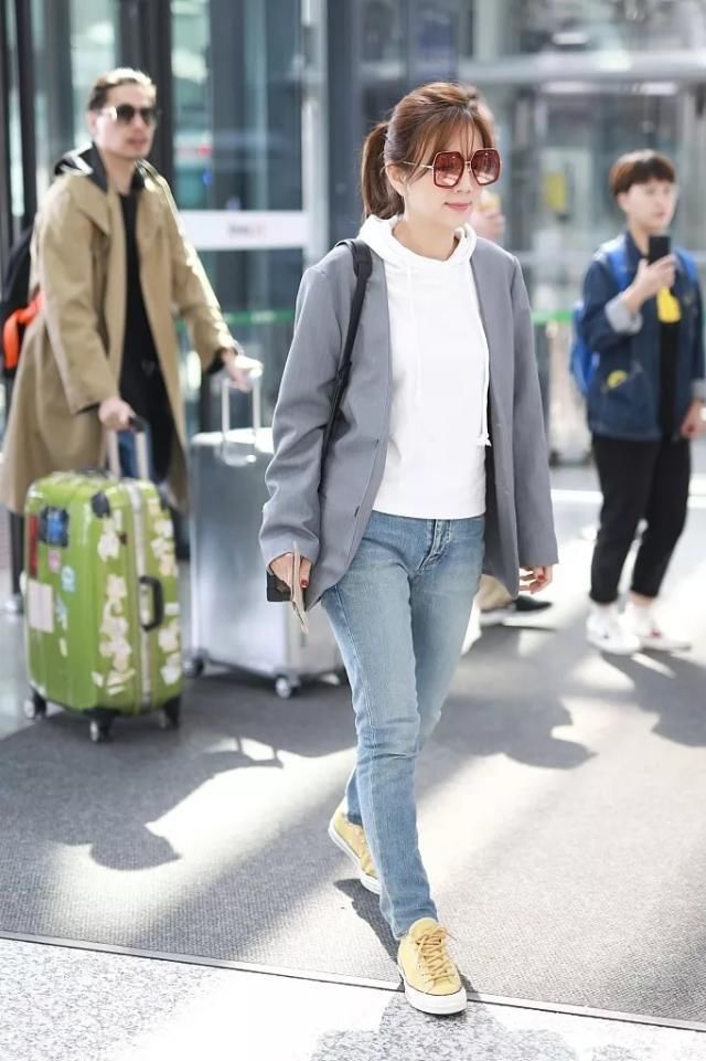 「生日」Ella一家三口为儿子庆3岁生日,蛋糕尺寸太迷你,1米9老公会撒娇