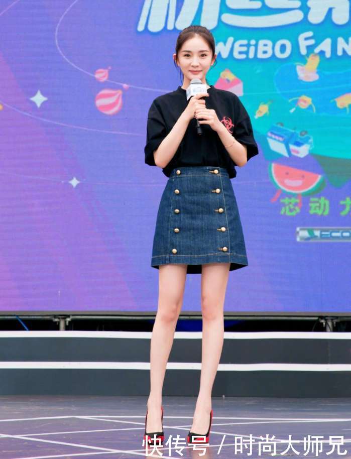 杨幂穿的裙子太短, 不停的用手去捂紧裙口, 网友: 敢穿还不敢露?