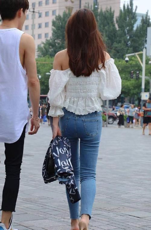 「线条美」凹凸有致小姐姐,牛仔裤穿出青春个性,尽显女性线条美!