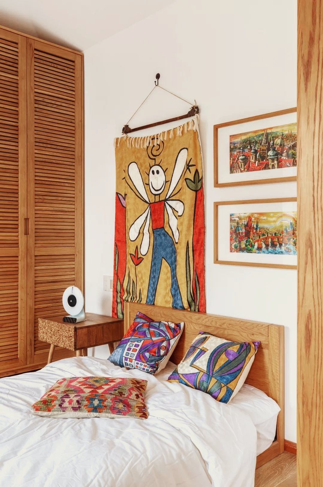 这是位于重庆南山的一座 户型，屋主将客厅能拆除的墙体全部拆除.