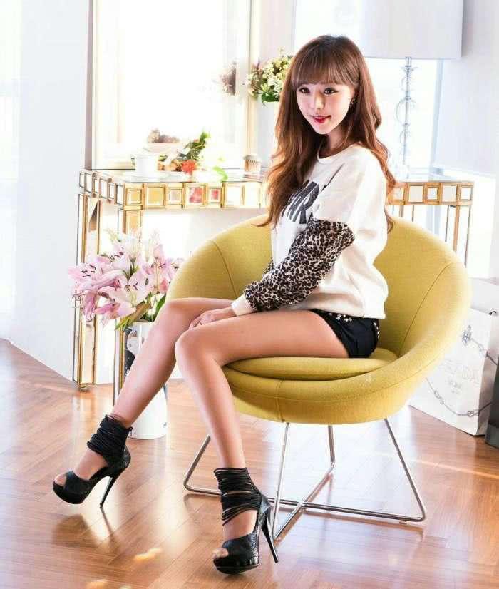 女人就是喜欢穿上紧身裤展示自己，搭配出迷人背影尽显凸翘身材