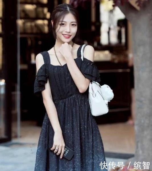 俏丽|街拍:俏丽的靓颜美女,身穿露肩长裙,笑容甜美可爱