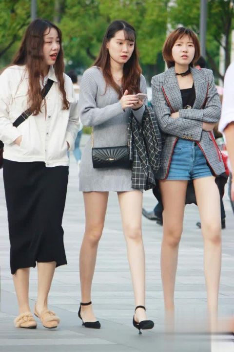  女生■短裙还是短裤，时尚女生做出了自己的选择，美出了自己的风格