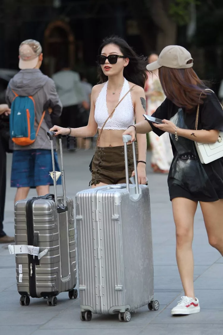 街拍：两位颜值高穿衣时尚美女，白色蕾丝带配热裤，大秀身材