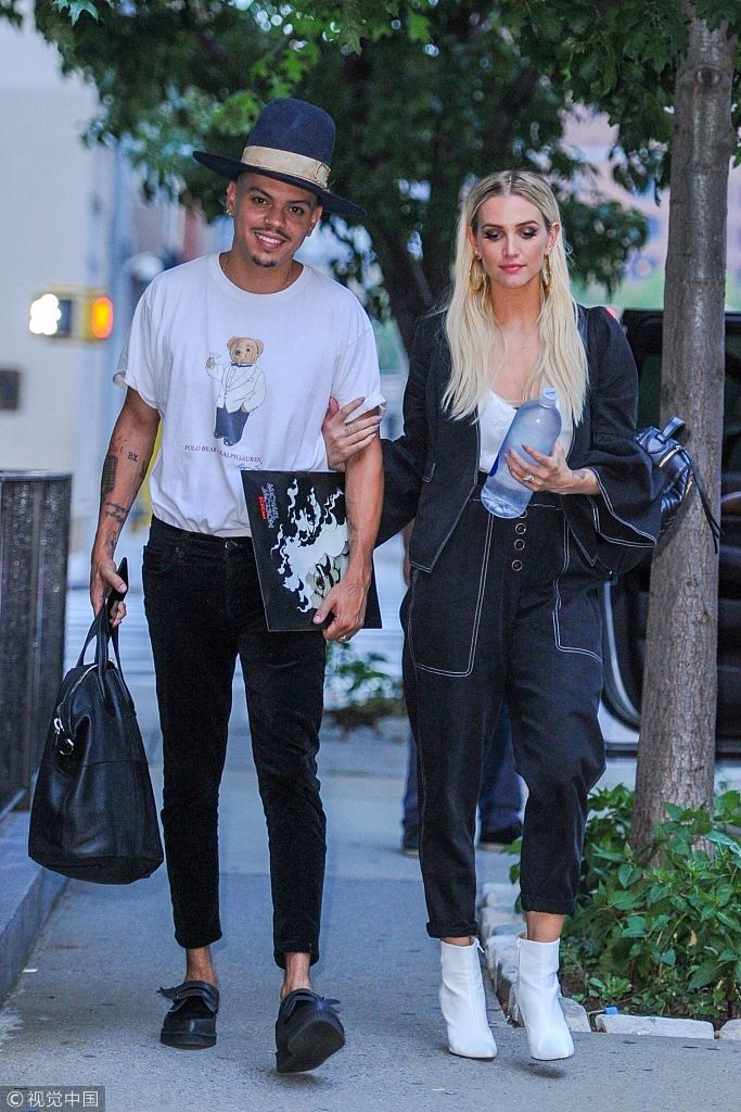 艾希莉辛普森和老公七夕街头公然撒糖   穿情侣装手牵手浪漫约会