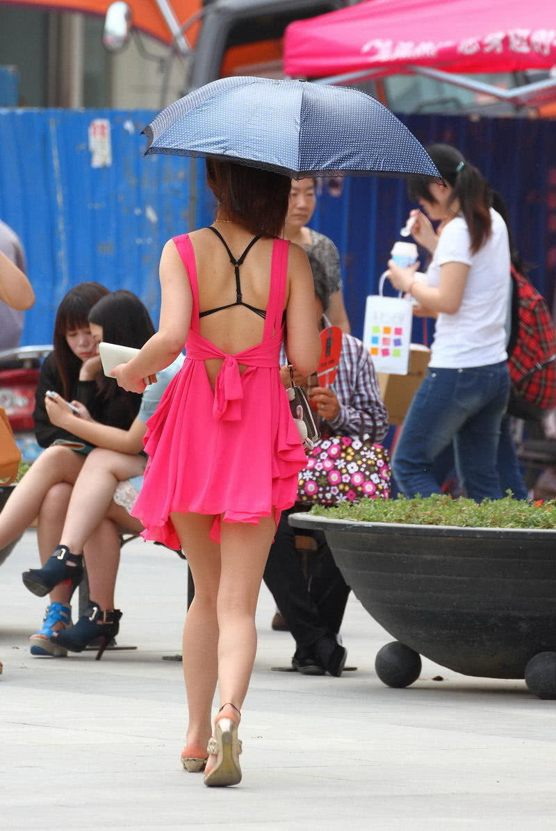 街拍：穿着时尚简约的小姐姐，性感有型又优雅光鲜又靓丽！